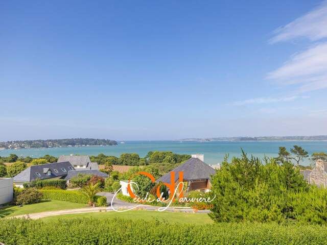 Superbe vue mer, Chateau du Taureau et île Noire, grands espaces dedans et en extérieur, très beau potentiel ! — photo du bien