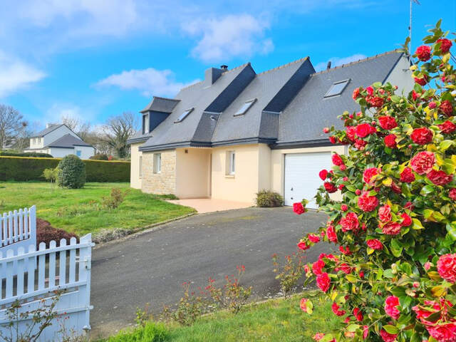 Maison familiale parfaitement entretenue avec vie de plain-pied et grand garage-atelier. — photo du bien