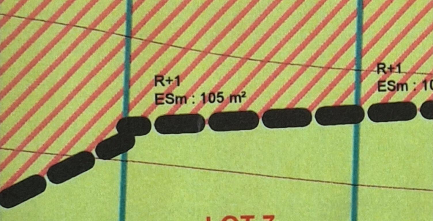 terrain constructible de 458 m2, vendu borné et viabilisé en eau, électricité. — photo 1