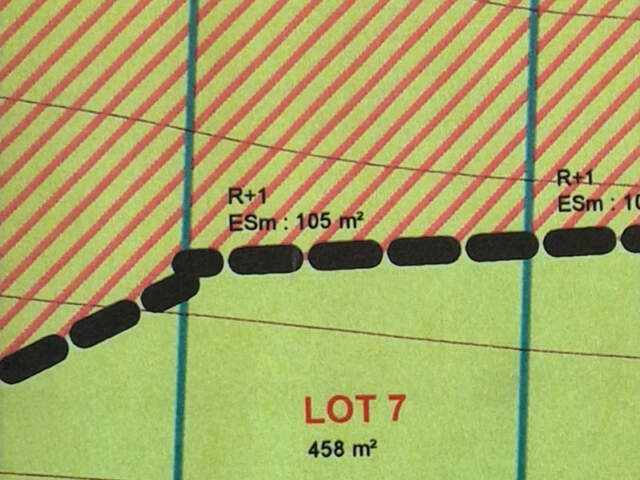 terrain constructible de 458 m2, vendu borné et viabilisé en eau, électricité. — photo du bien