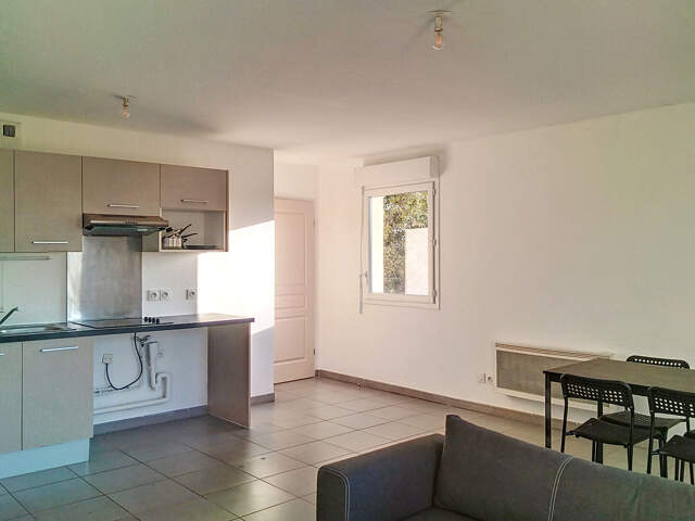 SORGUES - Appartement 2 pièces avec terrasse et place de parking — photo du bien