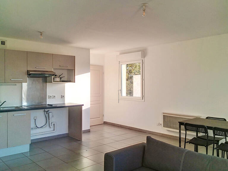 SORGUES - Appartement 2 pièces avec terrasse et place de parking — photo 1