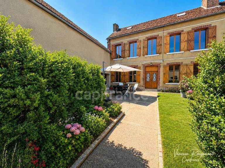 À vendre – Maison de village 4 chambres avec jardin, dépendances, grange et espace spa — photo 1