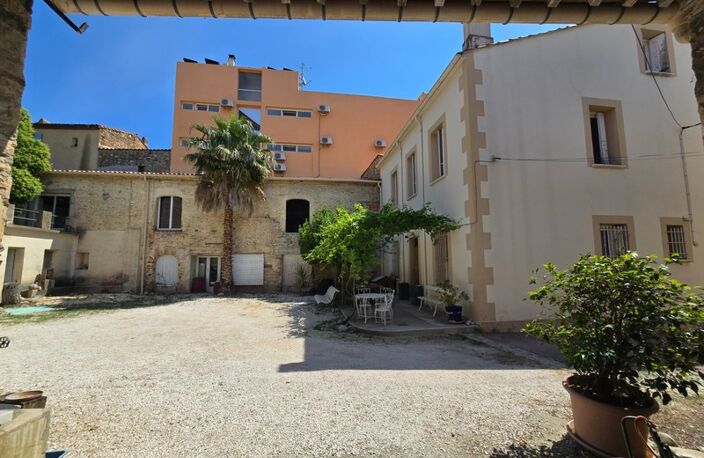 MAISON DE MAÎTRE D'EXCEPTION – ANCIEN DOMAINE VITICOLE – PLUS DE 1 000 m² DE BÂTIS – CŒUR DE VILLE — photo 2