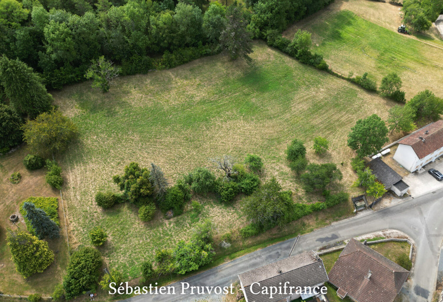 Terrain à vendre  NANTHIAT (24), ensemble foncier, terrain avec CU et bois secteur bourg, bassin sur le terrain. 9839m2 — photo 1