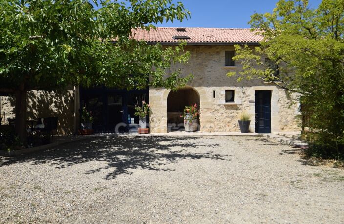 Propriété - une maison d'habitation - 5 chambres d'hôtes - 2 appartements en location sur plus de 1 hectare à SAINTE BAZEILLE (47) — photo 5