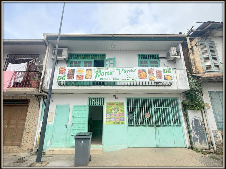 A VENDRE A CAYENNE UN IMMEUBLE DE RAPPORT DE 167m² - 1 LOCAL DE 98m² - 1 APPARTEMENT T3 DE 51m² - 1 STUDIO DE 18m² - AU PRIX DE 306 000 € — photo 1