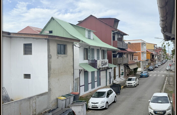 A VENDRE A CAYENNE UN IMMEUBLE DE RAPPORT DE 167m² - 1 LOCAL DE 98m² - 1 APPARTEMENT T3 DE 51m² - 1 STUDIO DE 18m² - AU PRIX DE 306 000 € — photo 2