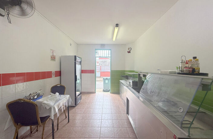 A VENDRE A CAYENNE UN IMMEUBLE DE RAPPORT DE 167m² - 1 LOCAL DE 98m² - 1 APPARTEMENT T3 DE 51m² - 1 STUDIO DE 18m² - AU PRIX DE 306 000 € — photo 4