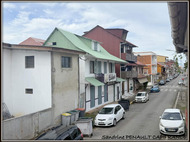 A VENDRE A CAYENNE UN IMMEUBLE DE RAPPORT DE 167m² - 1 LOCAL DE 98m² - 1 APPARTEMENT T3 DE 51m² - 1 STUDIO DE 18m² - AU PRIX DE 306 000 € — photo du bien
