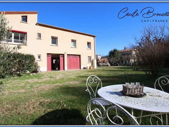 Villa 4 faces à vendre sur 1425 m2 de terrain avec garage et studio indépendant à REYNES (66) — photo du bien