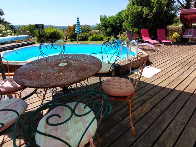 Maison de plain-pied rénovée avec piscine, terrasse couverte de 50 m² et chalet indépendant – Périgord Noir — photo du bien