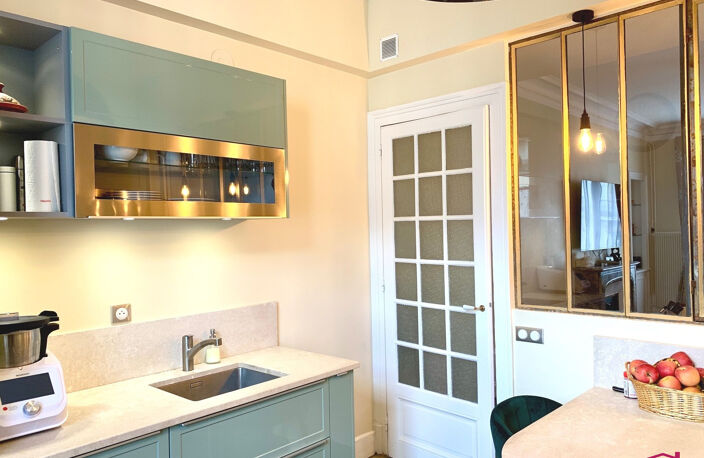 TRÈS BEL APPARTEMENT TRAVERSANT CHARME DE L'ANCIEN — photo 3