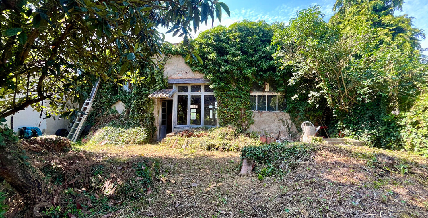Secteur Castelmoron-sur-Lot, village de caractère, proche de toutes les commodités. Atelier de 238,79 m² avec jardin au coeur du village. Possibilité de transformer cet atelier selon de nombreuses options en fonction de votre projet. Présence d'un puits d — photo 1