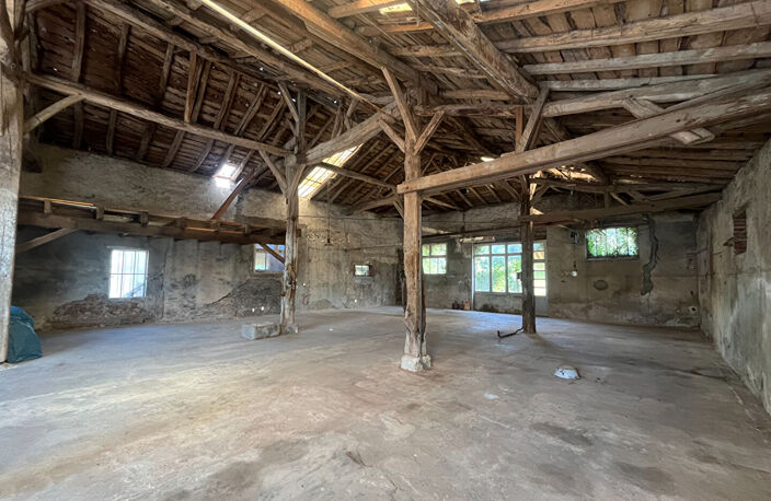 Secteur Castelmoron-sur-Lot, village de caractère, proche de toutes les commodités. Atelier de 238,79 m² avec jardin au coeur du village. Possibilité de transformer cet atelier selon de nombreuses options en fonction de votre projet. Présence d'un puits d — photo 3