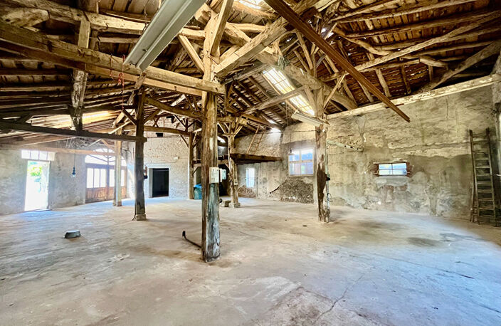 Secteur Castelmoron-sur-Lot, village de caractère, proche de toutes les commodités. Atelier de 238,79 m² avec jardin au coeur du village. Possibilité de transformer cet atelier selon de nombreuses options en fonction de votre projet. Présence d'un puits d — photo 4
