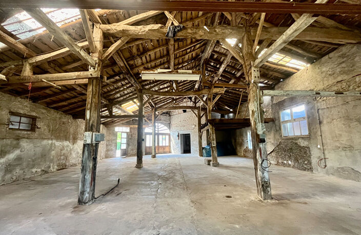Secteur Castelmoron-sur-Lot, village de caractère, proche de toutes les commodités. Atelier de 238,79 m² avec jardin au coeur du village. Possibilité de transformer cet atelier selon de nombreuses options en fonction de votre projet. Présence d'un puits d — photo 5