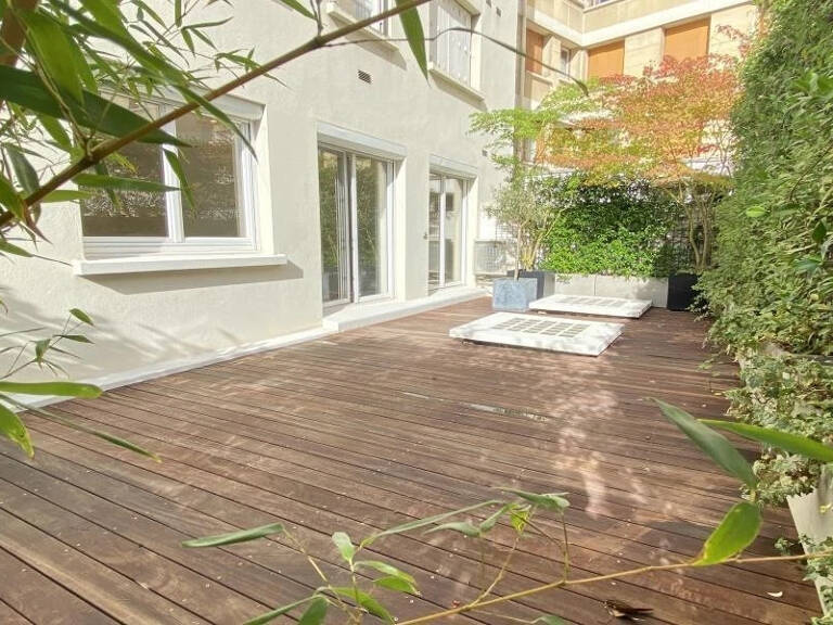 Boulogne-Billancourt, à proximité de la Porte de Saint-Cloud, Corpimmo vous propose un bâtiment indépendant à louer, atypique et avec un fort potentiel. Cette surface de bureaux rénovée dispose d'une terrasse privative au calme — photo 1