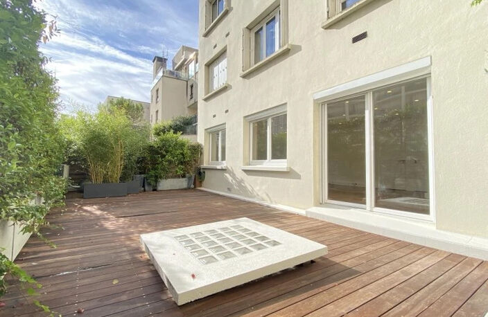 Boulogne-Billancourt, à proximité de la Porte de Saint-Cloud, Corpimmo vous propose un bâtiment indépendant à louer, atypique et avec un fort potentiel. Cette surface de bureaux rénovée dispose d'une terrasse privative au calme — photo 2