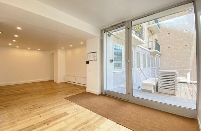 Boulogne-Billancourt, à proximité de la Porte de Saint-Cloud, Corpimmo vous propose un bâtiment indépendant à louer, atypique et avec un fort potentiel. Cette surface de bureaux rénovée dispose d'une terrasse privative au calme — photo 3