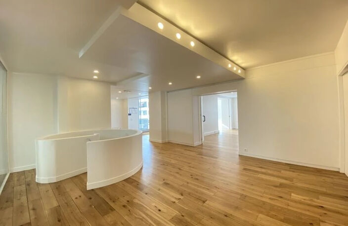 Boulogne-Billancourt, à proximité de la Porte de Saint-Cloud, Corpimmo vous propose un bâtiment indépendant à louer, atypique et avec un fort potentiel. Cette surface de bureaux rénovée dispose d'une terrasse privative au calme — photo 4