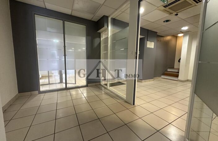 Local commercial 240 m² — photo 2