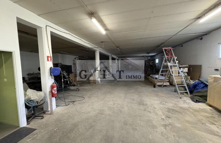 BÂTIMENT INDÉPENDANT À VENDRE — photo 2