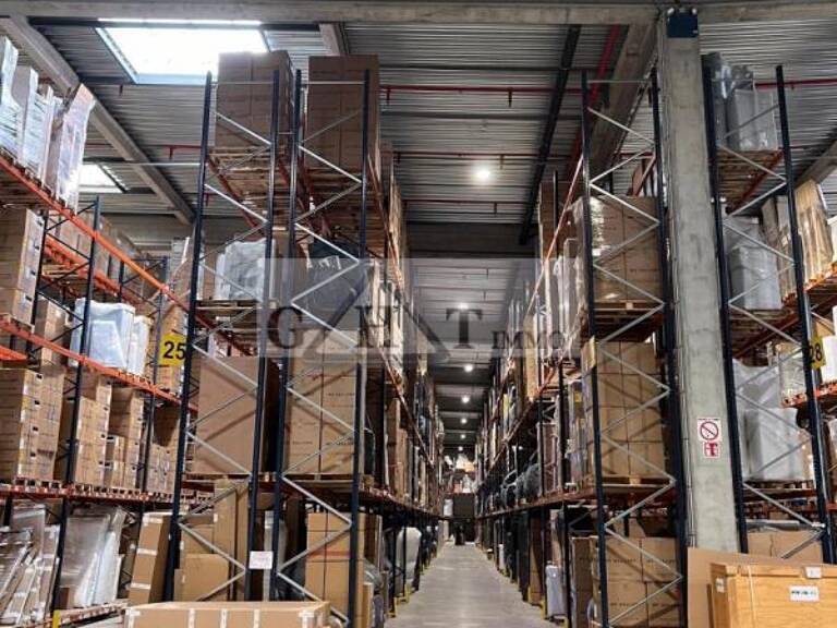 Entrepôt logistique de 1242.5 m² à louer – Accès direct A15 — photo 1