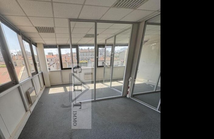 À LOUER ENTREPÔT /BUREAU DE 886M² À IVRY-SUR-SEINE — photo 2