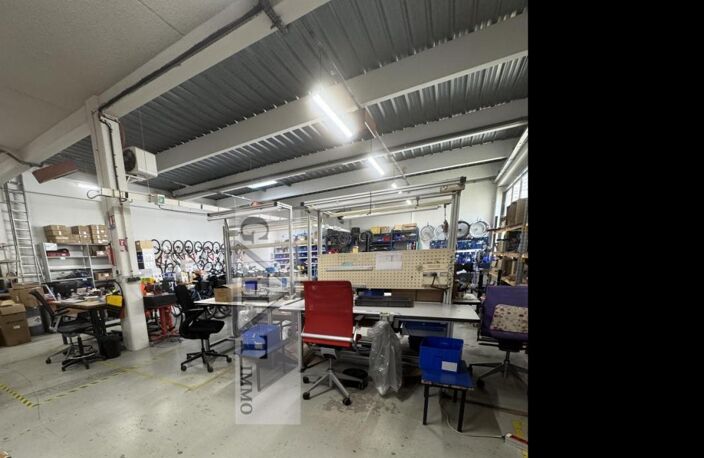 À LOUER ENTREPÔT /BUREAU DE 886M² À IVRY-SUR-SEINE — photo 3