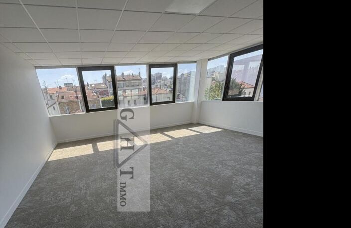 À LOUER ENTREPÔT /BUREAU DE 886M² À IVRY-SUR-SEINE — photo 4