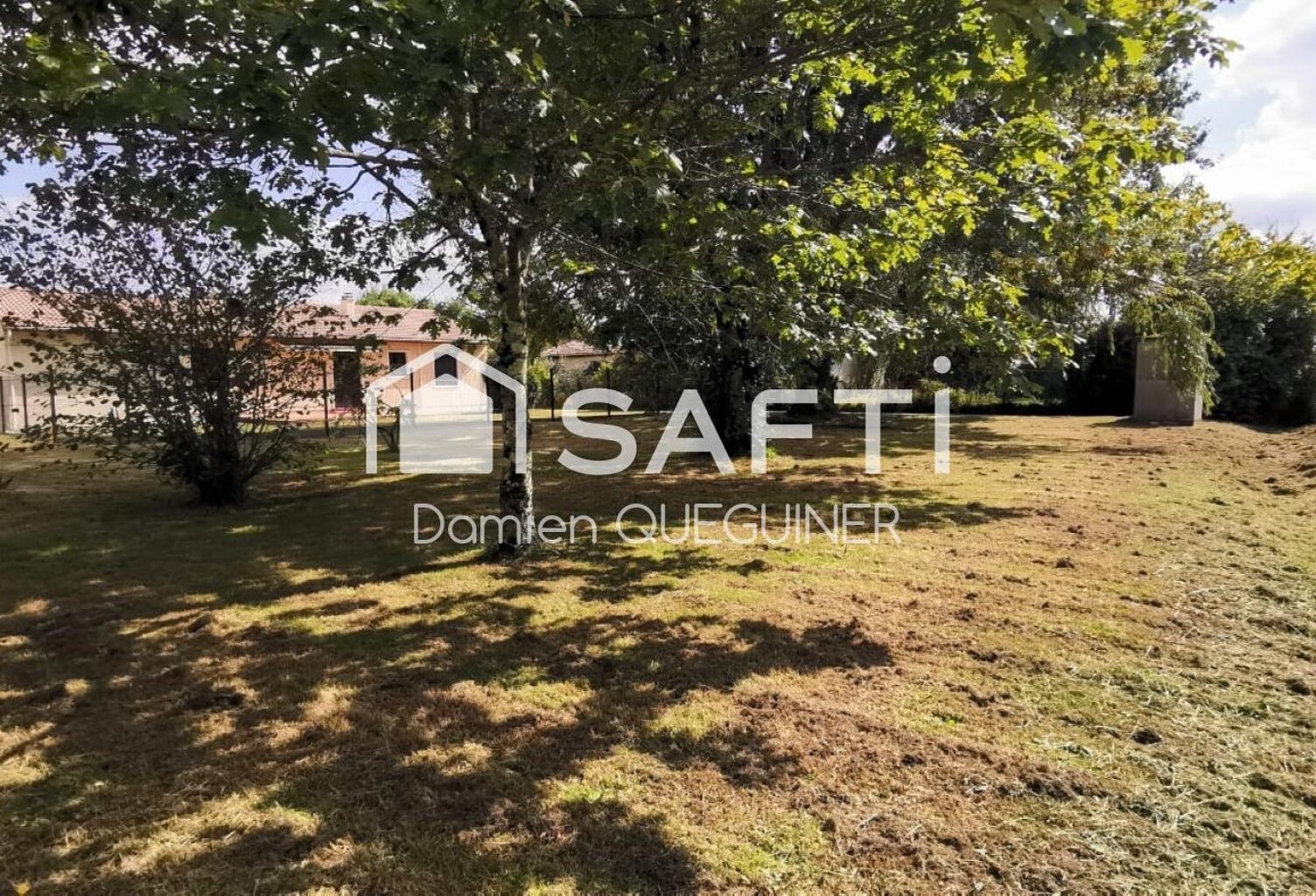 Terrain constructible de 1047m2, 30% d'emprise au sol — photo 1