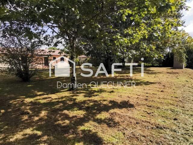 Terrain constructible de 1047m2, 30% d'emprise au sol — photo du bien