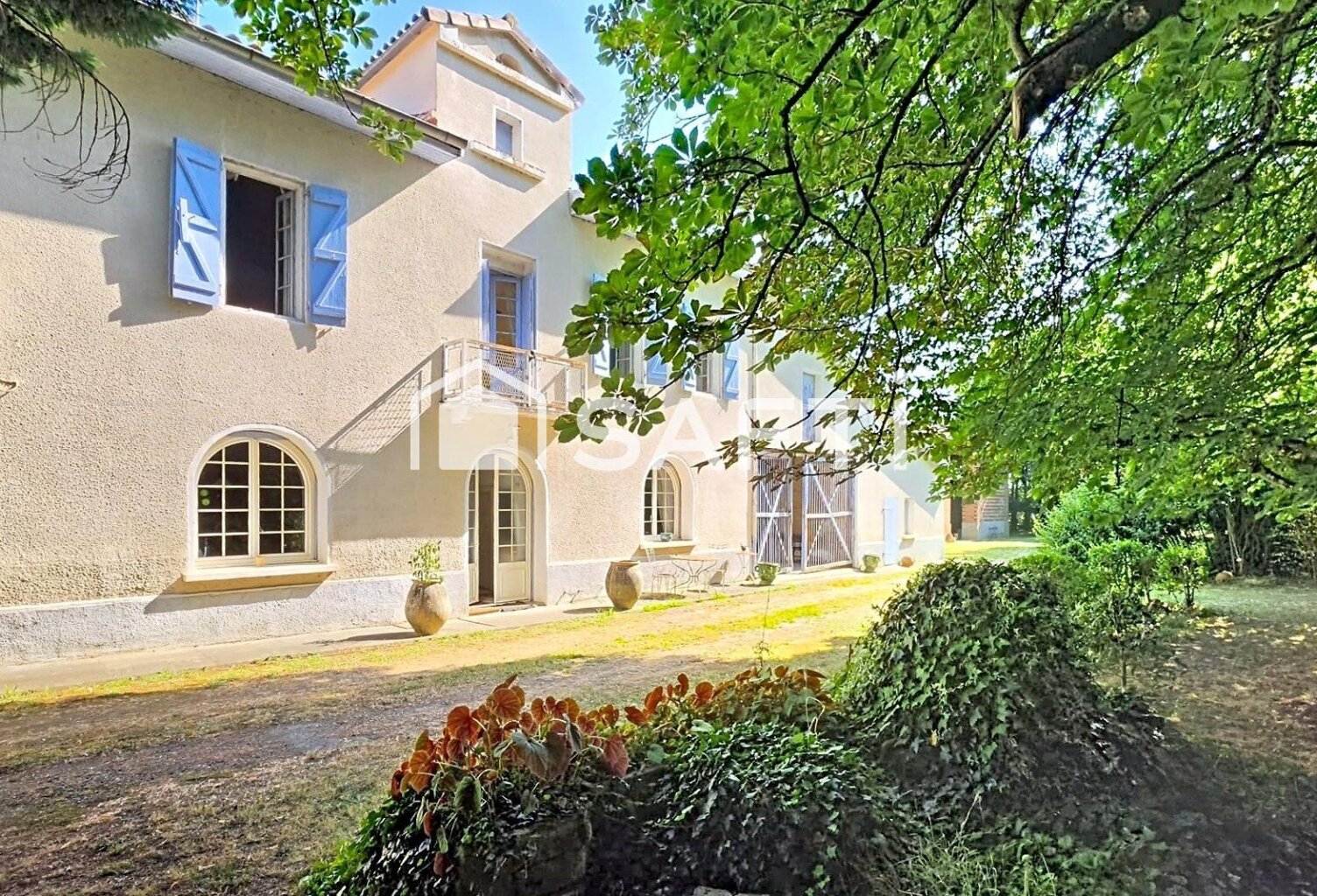 MAISON DE CARACTERE, DEPENDANCES ET PARC ARBORE — photo 1