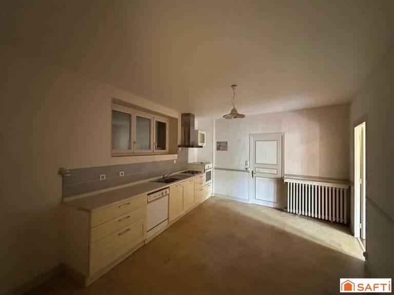 Maison dans village calme avec un beau potentiel d'agrandissement avec ses dépendances — photo 1