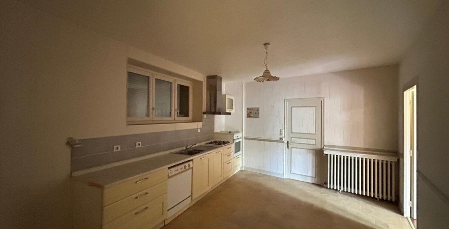 Maison dans village calme avec un beau potentiel d'agrandissement avec ses dépendances — photo 1