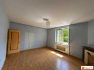 Maison dans village calme avec un beau potentiel d'agrandissement avec ses dépendances — photo 2