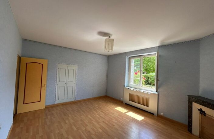 Maison dans village calme avec un beau potentiel d'agrandissement avec ses dépendances — photo 2