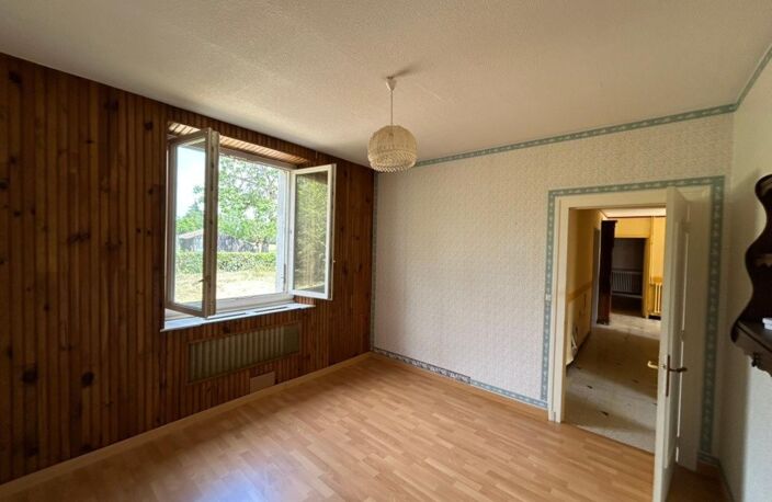 Maison dans village calme avec un beau potentiel d'agrandissement avec ses dépendances — photo 3
