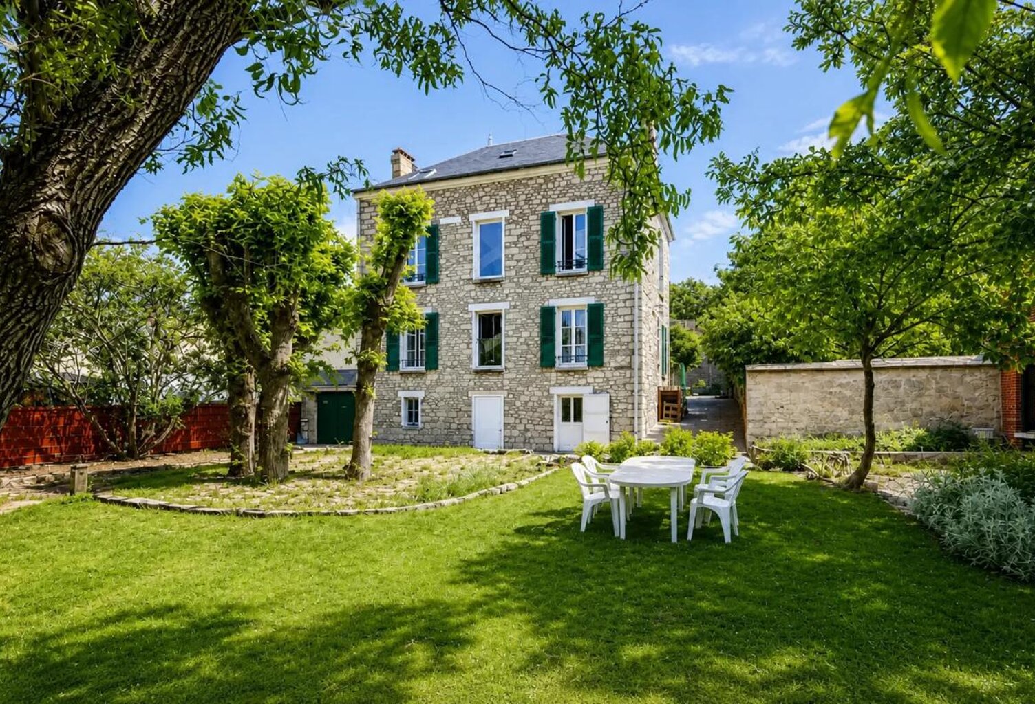 PROPRIÉTÉ 2 MAISONS GRAND JARDIN GARE A PIED 191m²+206m² — photo 1