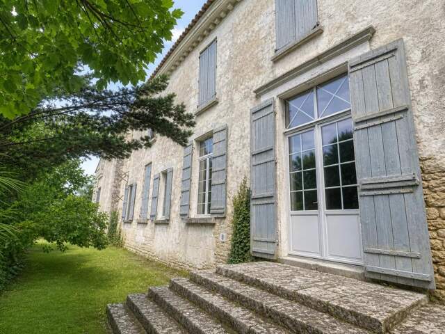 Ancien château de 7 pièces de 400 m² à Saint-Savinien — photo du bien