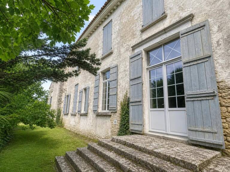 Ancien château de 7 pièces de 400 m² à Saint-Savinien — photo 1
