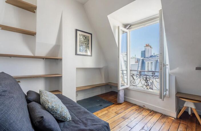 PARIS 10e - 2 pièces de 17 m² en dernier étage — photo 2
