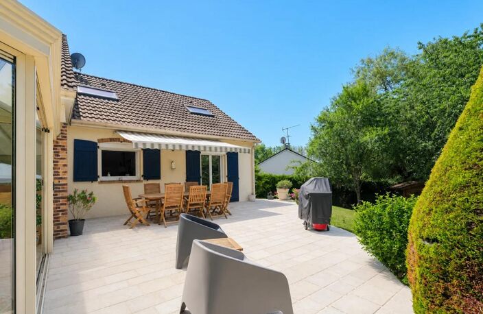 77150 - LESIGNY - MAISON FAMILIALE 8 PIECES - PISCINE - 265 m² — photo 4