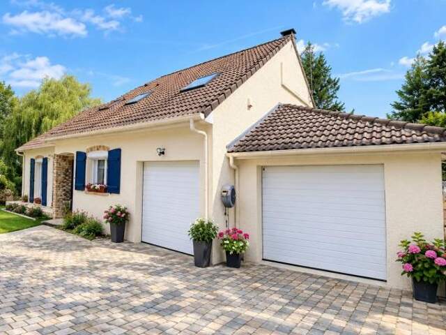 77150 - LESIGNY - MAISON FAMILIALE 8 PIECES - PISCINE - 265 m² — photo du bien