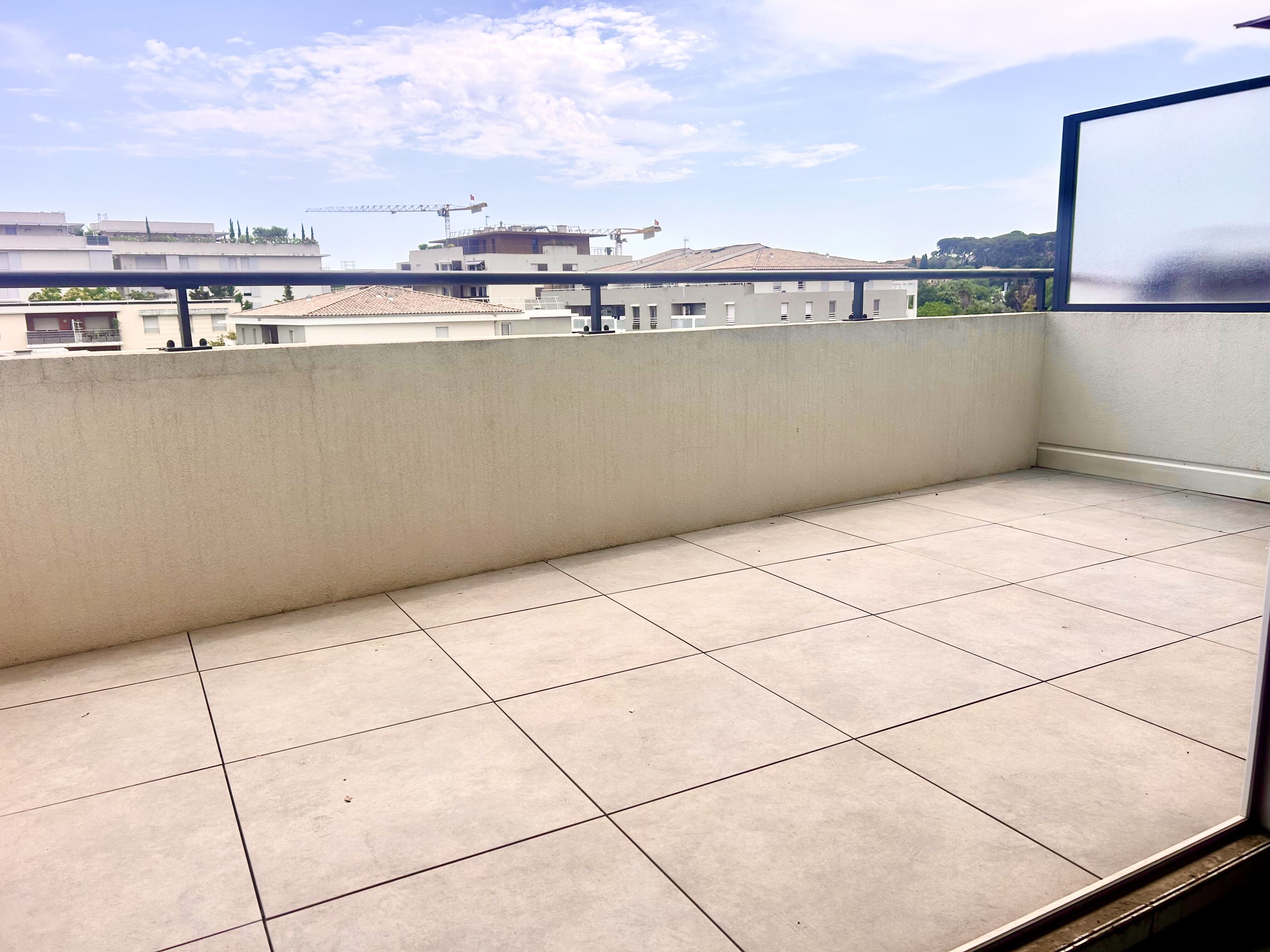 APPARTEMENT EN DUPLEX AU DERNIER ÉTAGE ANTIBES DANS RÉSIDENCE SÉCURISÉE AVEC GARAGE