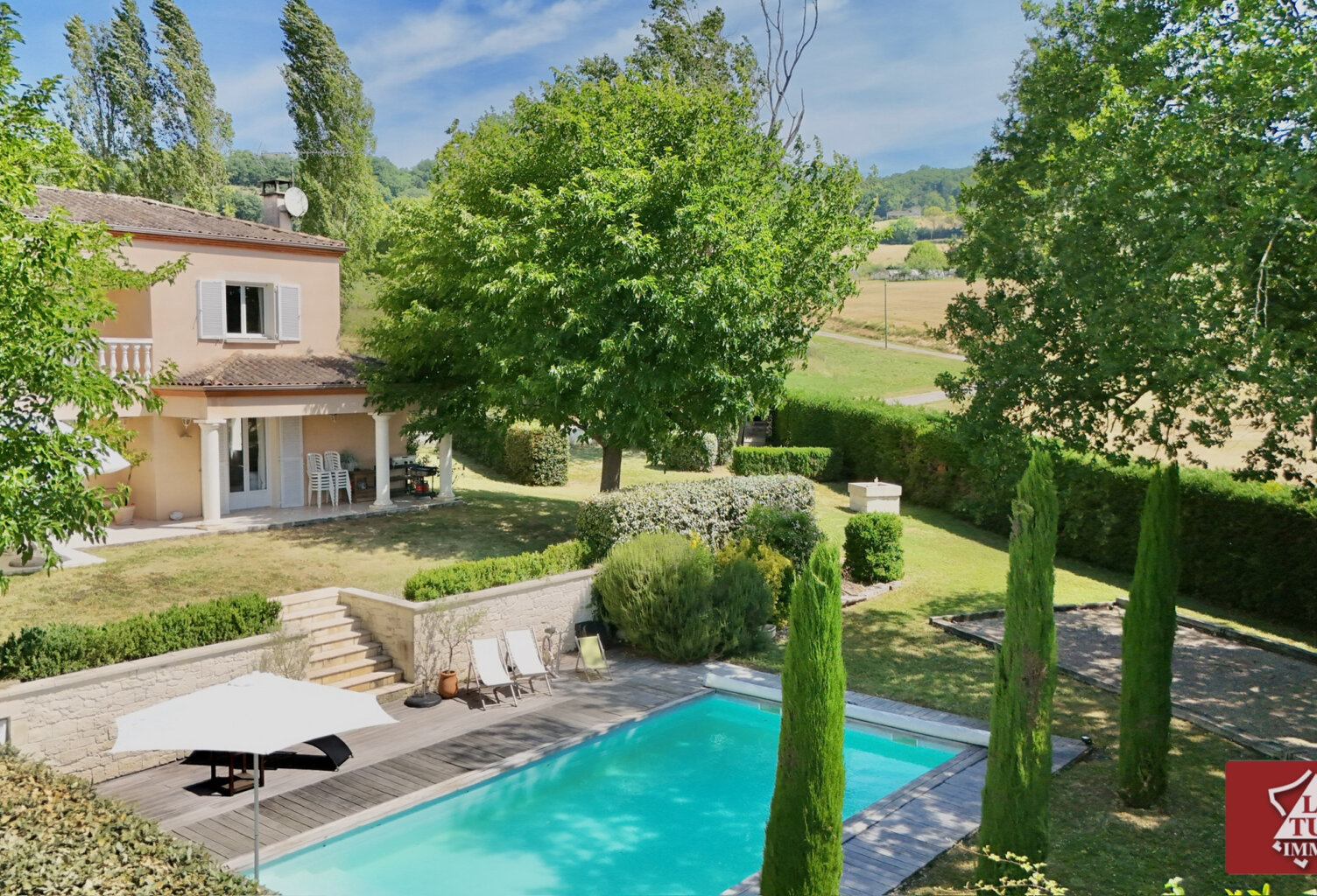 Maison contemporaine avec piscine et jardin — photo 1