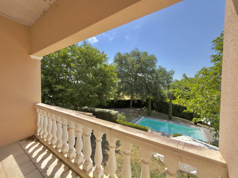 Maison contemporaine avec piscine et jardin — photo 1
