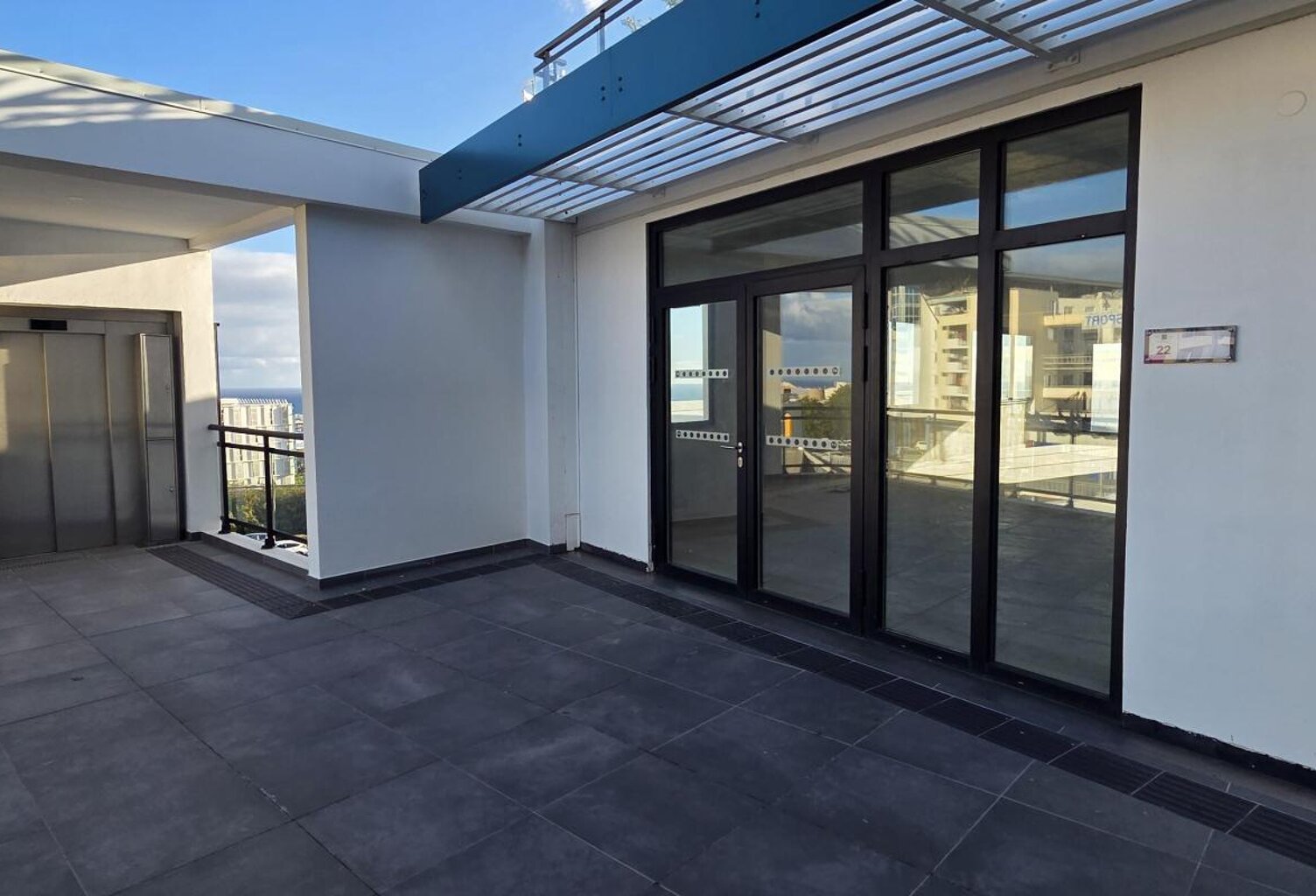 A LOUER – Bureaux de standing avec terrasse exceptionnelle à Saint-Pierre — photo 1
