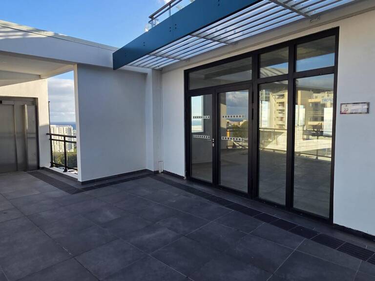 A LOUER – Bureaux de standing avec terrasse exceptionnelle à Saint-Pierre — photo 1